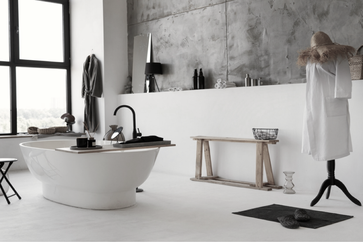 Badezimmer mit Badewanne und Wandgestaltung